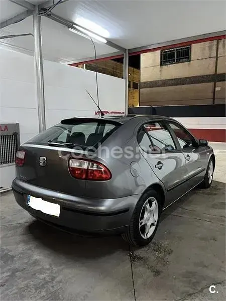 Usado Seat Leon Sport 105 CV (77 kW) 2002 Gris / plata Utilitario