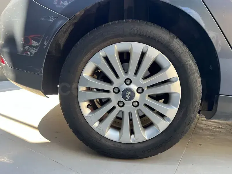 Usado Ford Focus Trend 125 CV (91 kW) 2013 Gris / plata Berlina