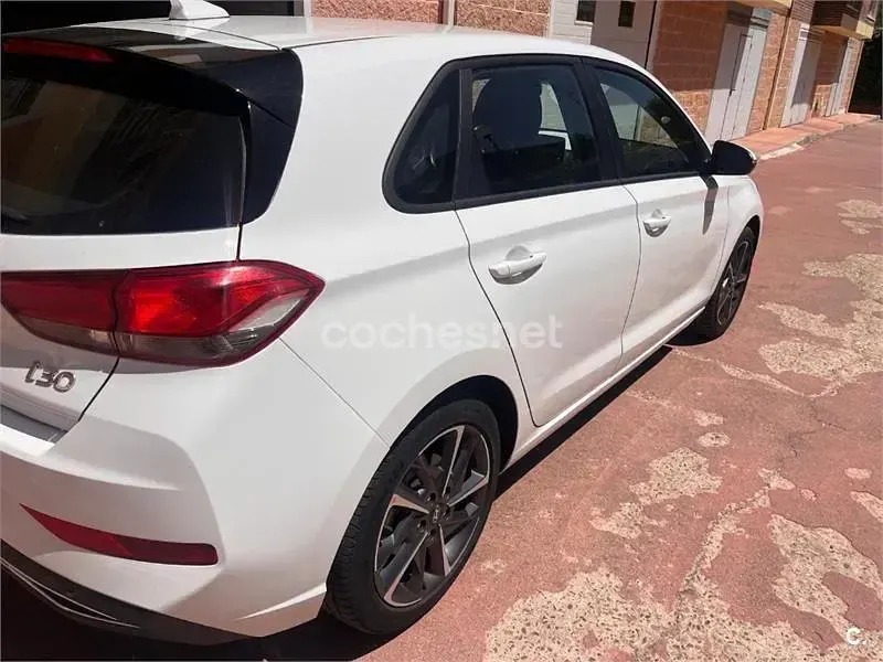 Usado Hyundai i30 120 CV (88 kW) 2022 Blanco Berlina