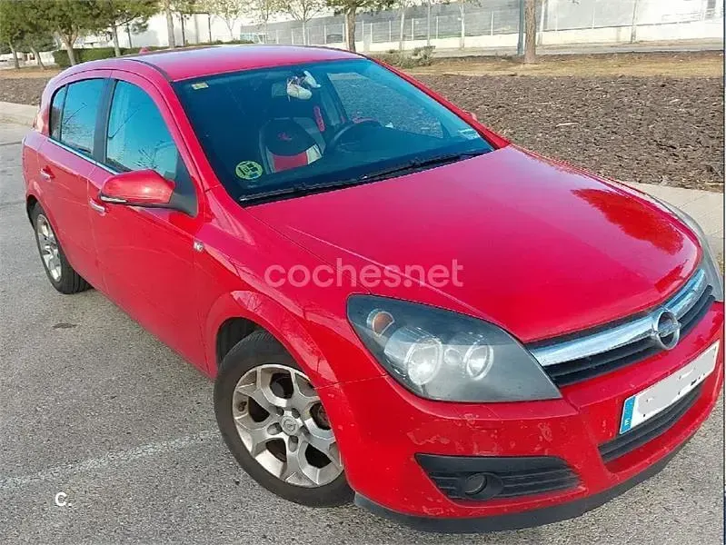 Usado Opel Astra Cosmo 100 CV (73 kW) 2005 Rojo Berlina
