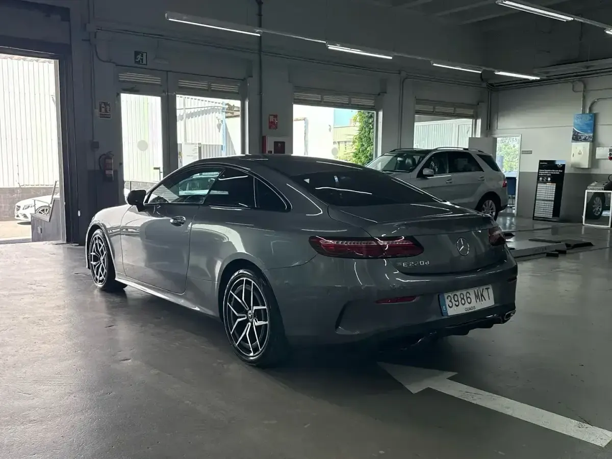 Usado Mercedes E220 194 CV (142 kW) 2023 Gris selenita Coupe