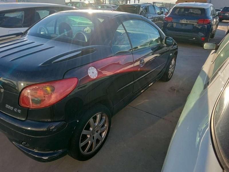 Usado Peugeot 206 CC 110 CV (80 kW) 2005 Negro Descapotable