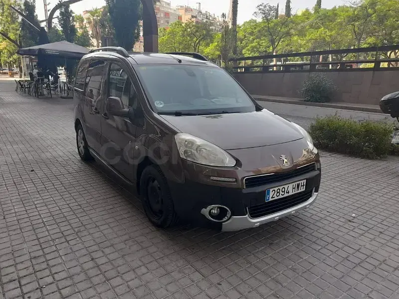 Usado Peugeot Partner Tepee Outdoor 92 CV (67 kW) 2014 Marrón Monovolumen