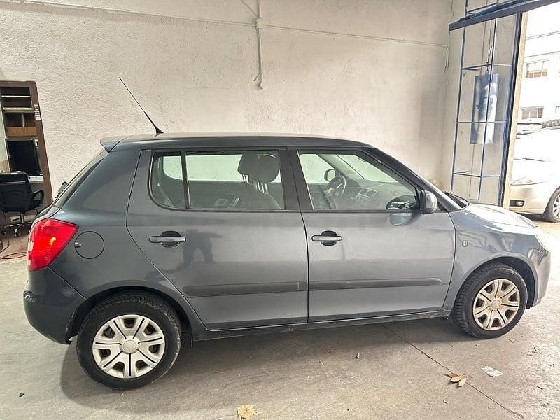 Usado Skoda Fabia 70 CV (51 kW) 2010 Gris / plata Berlina
