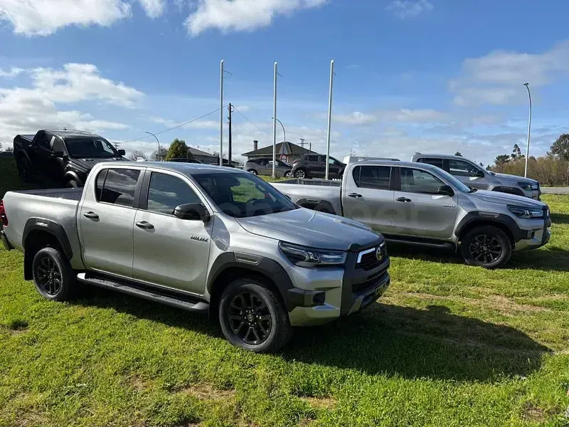 Nuevo Toyota HiLux Sport 220 CV (161 kW) 2025 Gris / plata Pickup/Camioneta