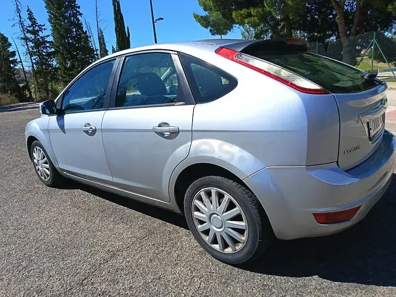 Usado Ford Focus Trend 115 CV (84 kW) 2008 Gris / plata Berlina