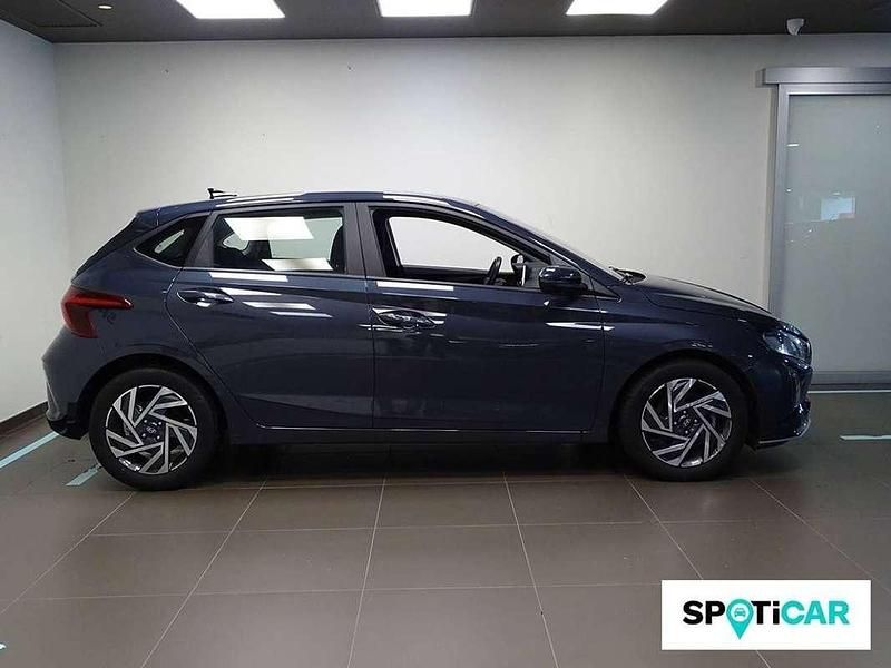 Usado Hyundai i20 101 CV (74 kW) 2024 Gris Utilitario