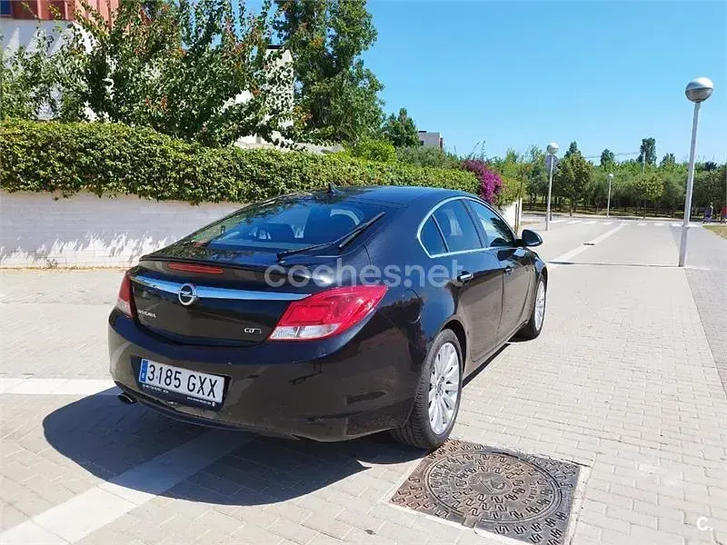 Usado Opel Insignia Cosmo 130 CV (95 kW) 2010 Negro Berlina