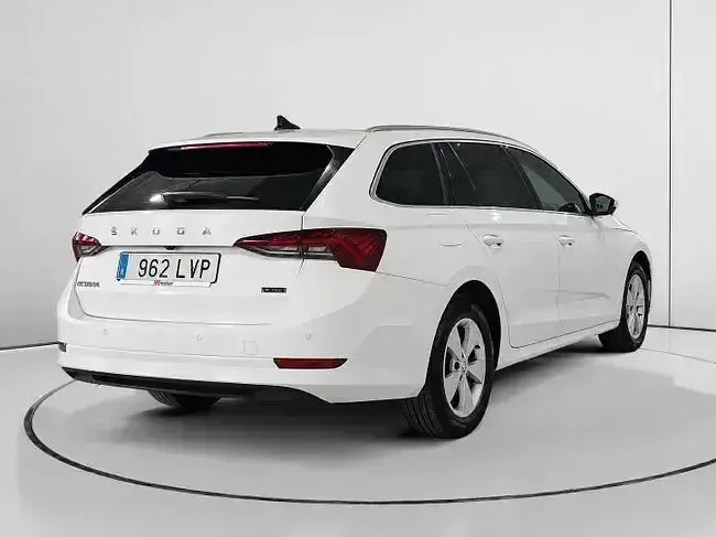 Usado Skoda Octavia Ambition 110 CV (80 kW) 2021 Blanco Familiar