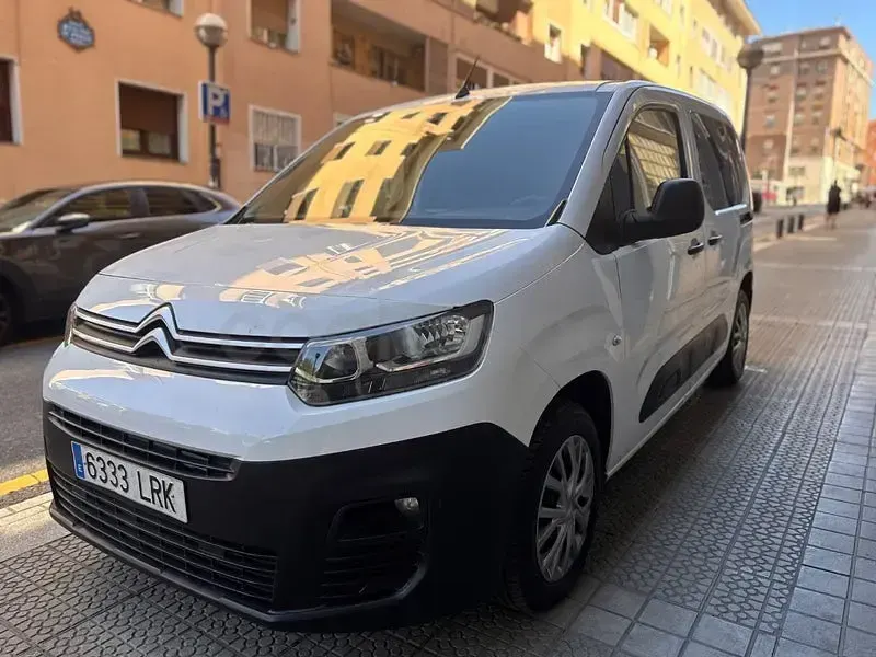 Usado Citroën Berlingo Live 102 CV (75 kW) 2021 Blanco Monovolumen