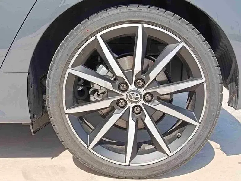 Usado Toyota Yaris Hybrid Sport 130 CV (95 kW) 2025 Gris / plata Berlina
