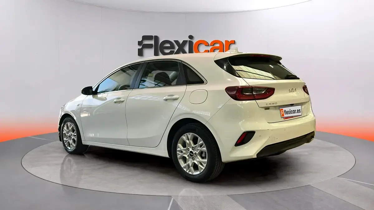 Usado Kia Ceed 136 CV (100 kW) 2023 Blanco Utilitario