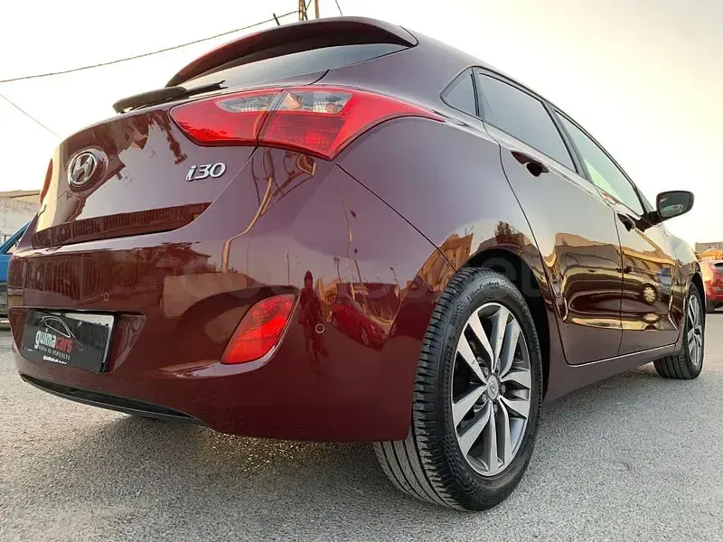 Usado Hyundai i30 100 CV (73 kW) 2017 Granate Berlina