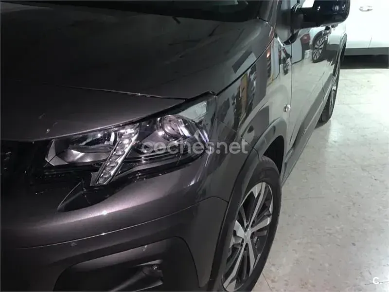 Usado Peugeot Rifter Allure 130 CV (95 kW) 2023 Gris / plata Monovolumen