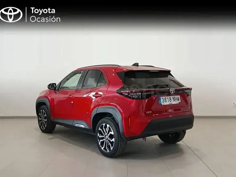 Usado Toyota Yaris Cross Active 130 CV (95 kW) 2025 Granate SUV