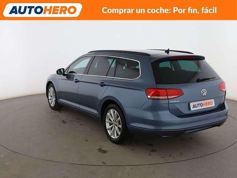 Usado VW Passat 120 CV (88 kW) 2018 Azul Familiar