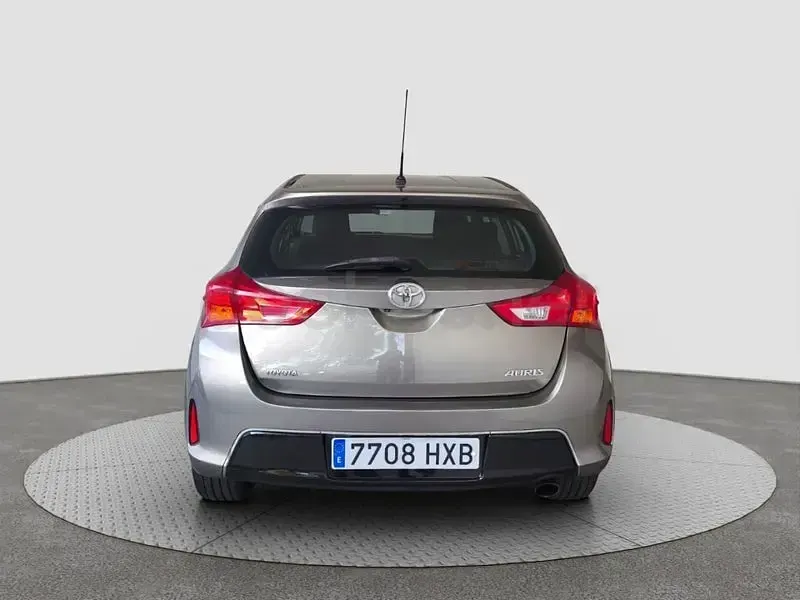 Usado Toyota Auris Active 132 CV (97 kW) 2014 Gris / plata Berlina