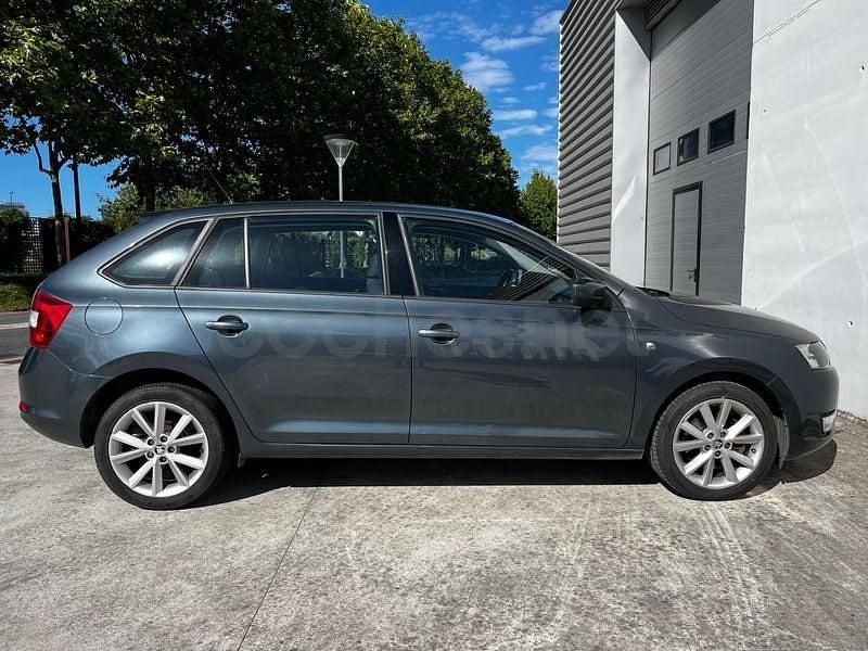 Usado Skoda Rapid Ambition 90 CV (66 kW) 2014 Gris / plata Berlina