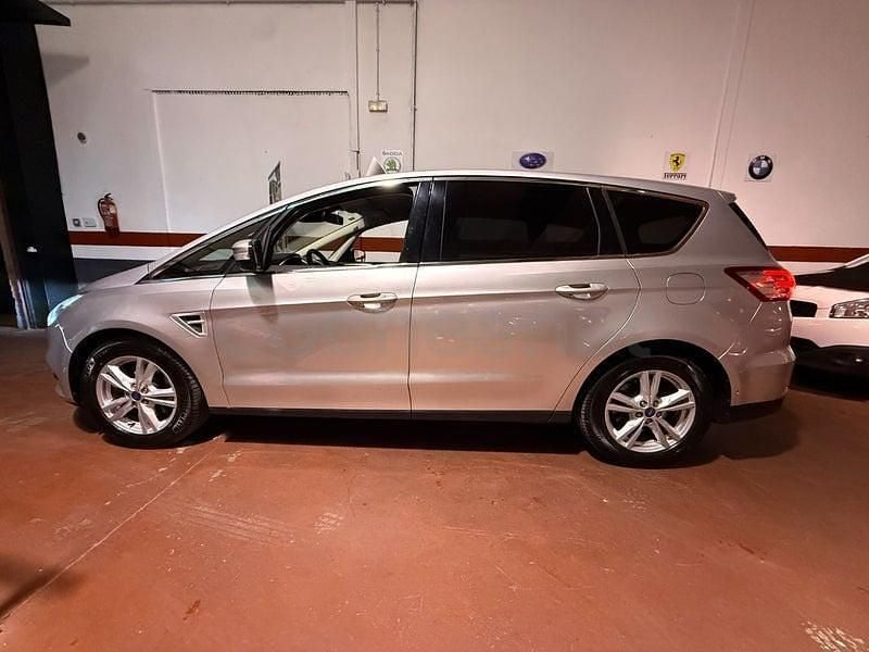 Usado Ford S-MAX Titanium 180 CV (132 kW) 2017 Gris / plata Monovolumen