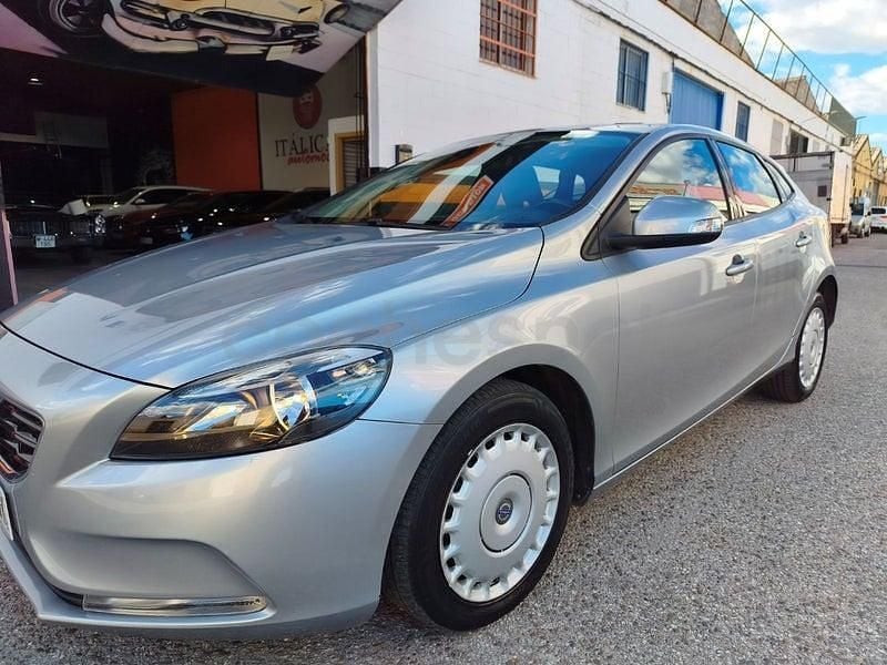 Usado Volvo V40 Momentum 120 CV (88 kW) 2015 Gris / plata Berlina