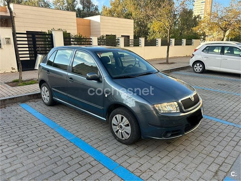 Usado Skoda Fabia Classic 64 CV (47 kW) 2005 Gris / plata Berlina