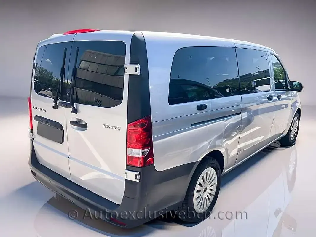 Usado Mercedes Vito 190 CV (139 kW) 2023 Plateado Van