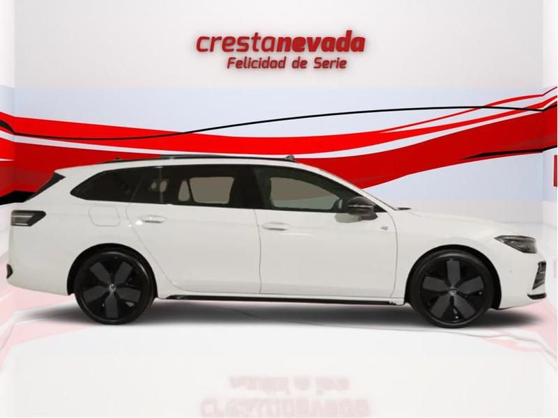 Usado VW Passat R-line 150 CV (110 kW) 2024 Blanco Familiar