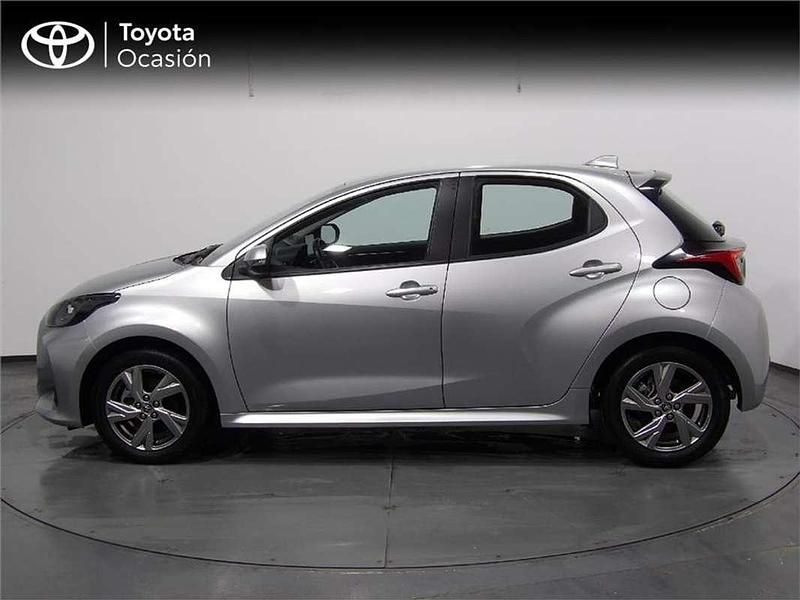 Usado Toyota Yaris Hybrid Active 116 CV (85 kW) 2025 Gris / plata Utilitario