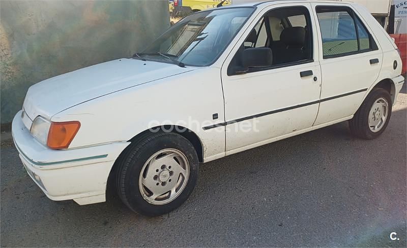 Blanco Usado 1989 Ford Fiesta Ghia Berlina | 1000 € - Imagen 1/4