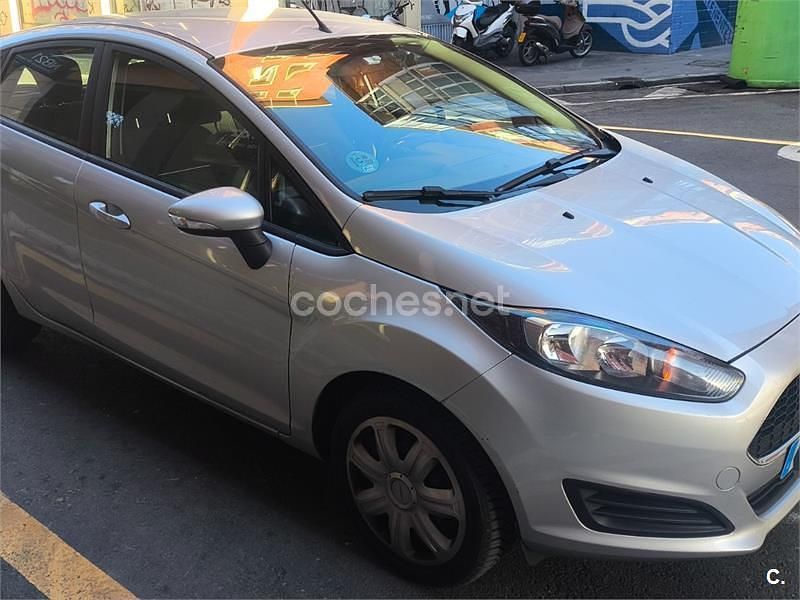 Usado Ford Fiesta Trend 82 CV (60 kW) 2016 Gris / plata Berlina