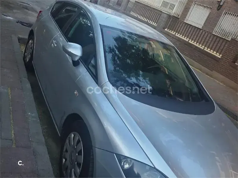 Usado Seat Leon 85 CV (62 kW) 2011 Gris / plata Utilitario