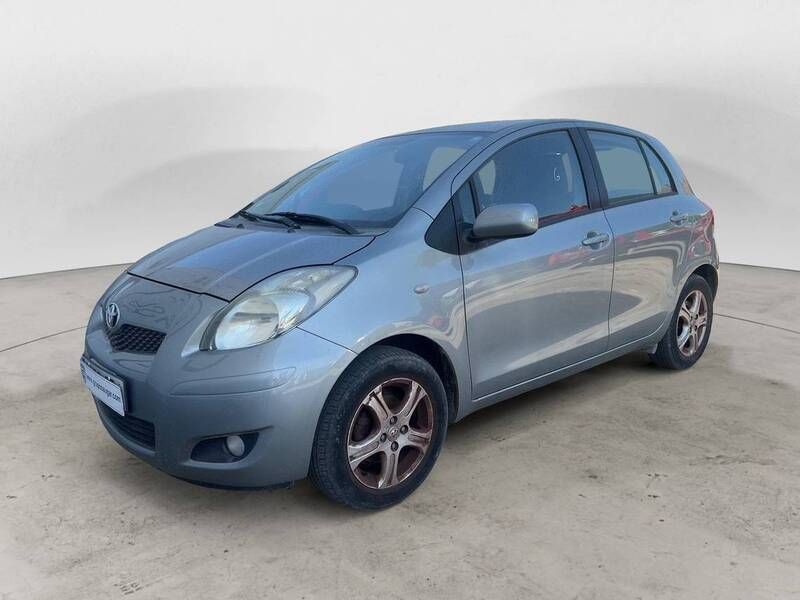 Beige Usado 2010 Toyota Yaris Berlina | 7990 € (Un poco caro) - Imagen 1/1