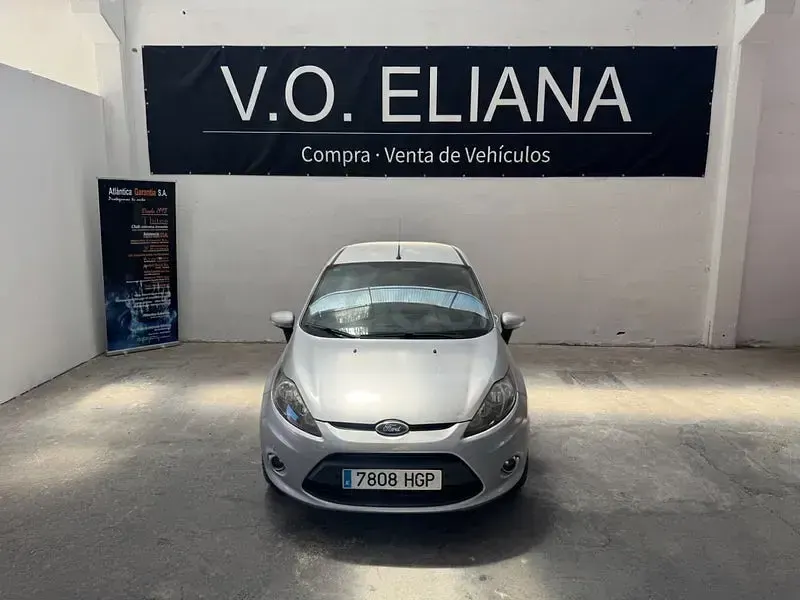 Usado Ford Fiesta Trend 70 CV (51 kW) 2011 Gris / plata Berlina