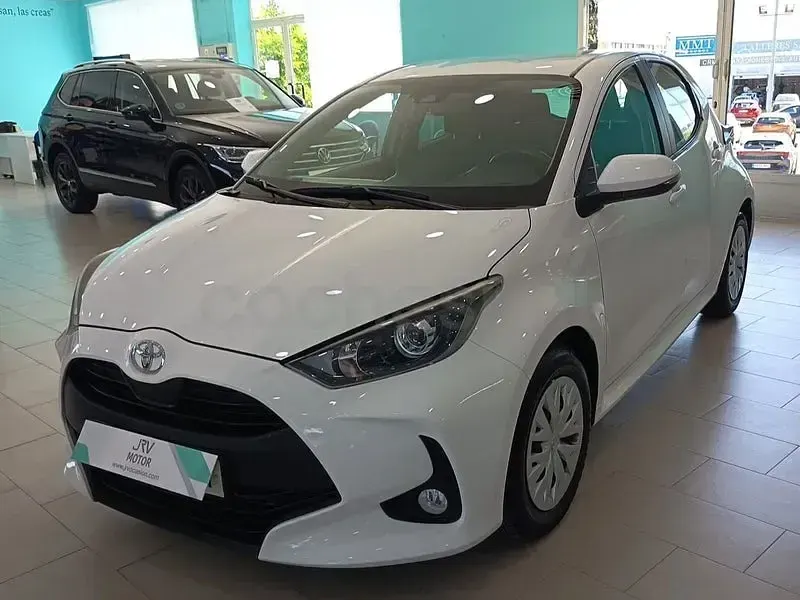 Usado Toyota Yaris Business Edition 69 CV (50 kW) 2022 Blanco Utilitario