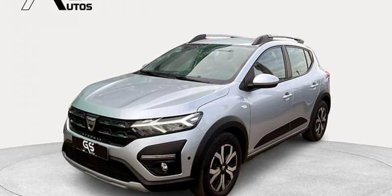 Gris / plata Usado 2023 Dacia Sandero Expression Utilitario | 13.999 € (Precio justo) - Imagen 1/4