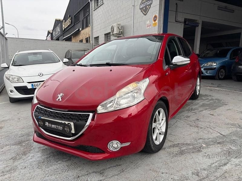 Usado Peugeot 208 Allure 82 CV (60 kW) 2015 Rojo Utilitario