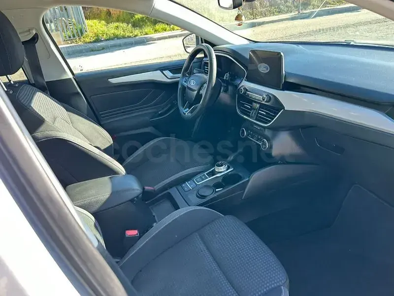 Usado Ford Focus Active X 120 CV (88 kW) 2021 Gris / plata Berlina