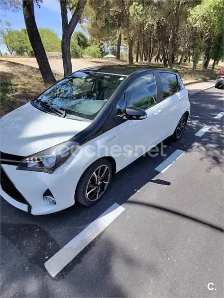 Usado Toyota Yaris Hybrid Advance 100 CV (73 kW) 2017 Blanco Berlina
