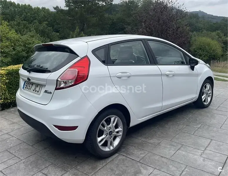 Usado Ford Fiesta Titanium 95 CV (69 kW) 2015 Blanco Utilitario