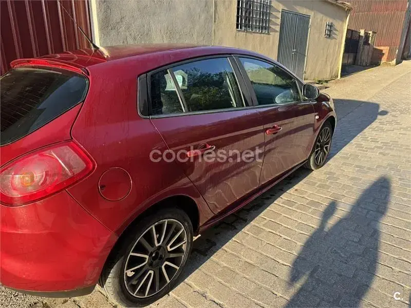 Usado Fiat Bravo Dynamic 120 CV (88 kW) 2007 Granate Utilitario