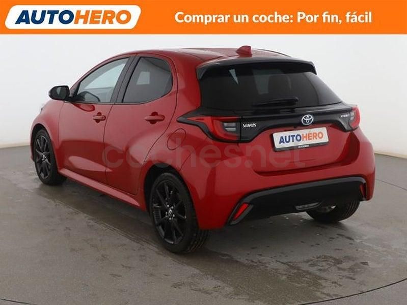 Usado Toyota Yaris Hybrid Style 116 CV (85 kW) 2022 Rojo Berlina