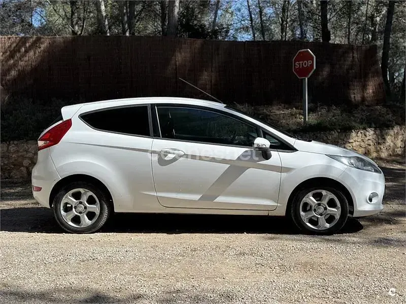 Usado Ford Fiesta Titanium 96 CV (70 kW) 2010 Blanco Berlina