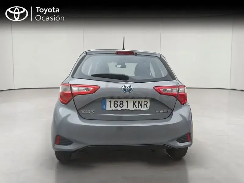 Usado Toyota Yaris Hybrid Active 100 CV (73 kW) 2018 Gris / plata Berlina