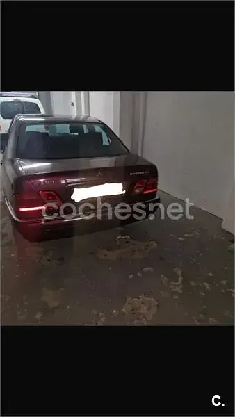 Usado Mercedes E300 Classic 177 CV (130 kW) 1999 Granate Berlina