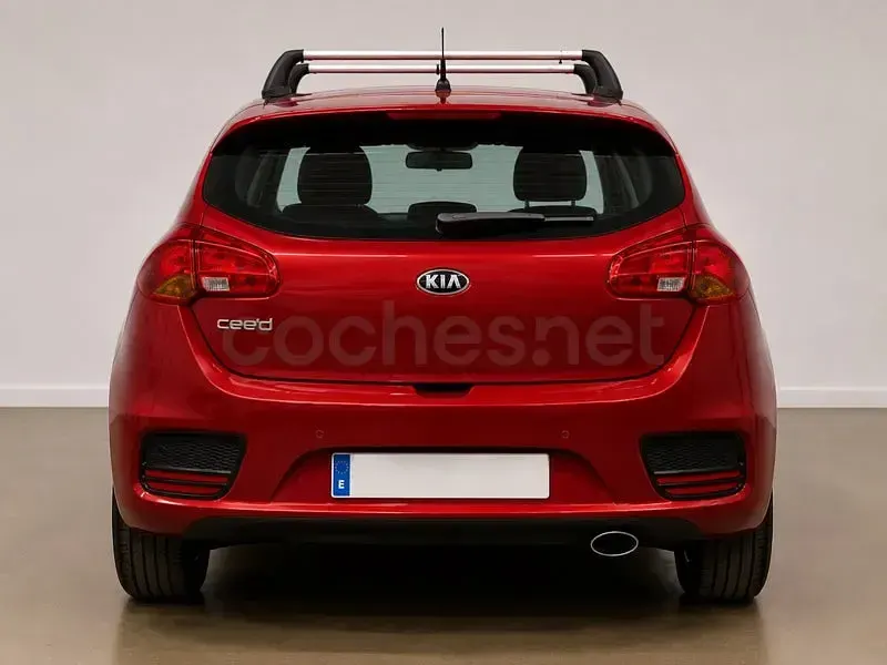 Usado Kia Ceed 100 CV (73 kW) 2016 Granate Utilitario