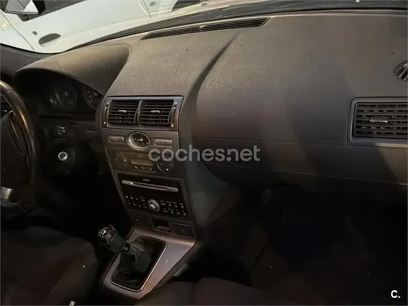 Usado Ford Mondeo Sport 130 CV (95 kW) 2004 Beige Berlina