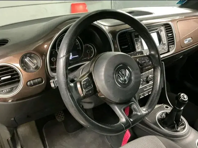 Usado VW Beetle Design 105 CV (77 kW) 2013 Marrón Utilitario