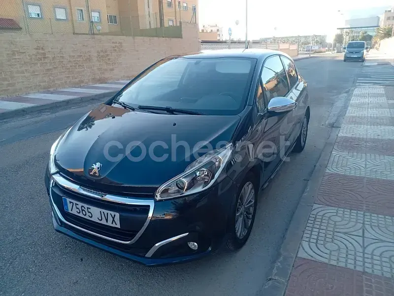 Usado Peugeot 208 Style 75 CV (55 kW) 2016 Gris / plata Utilitario
