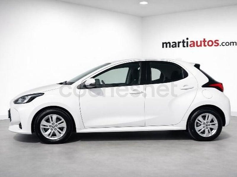 Usado Toyota Yaris Hybrid Active 116 CV (85 kW) 2022 Blanco Berlina
