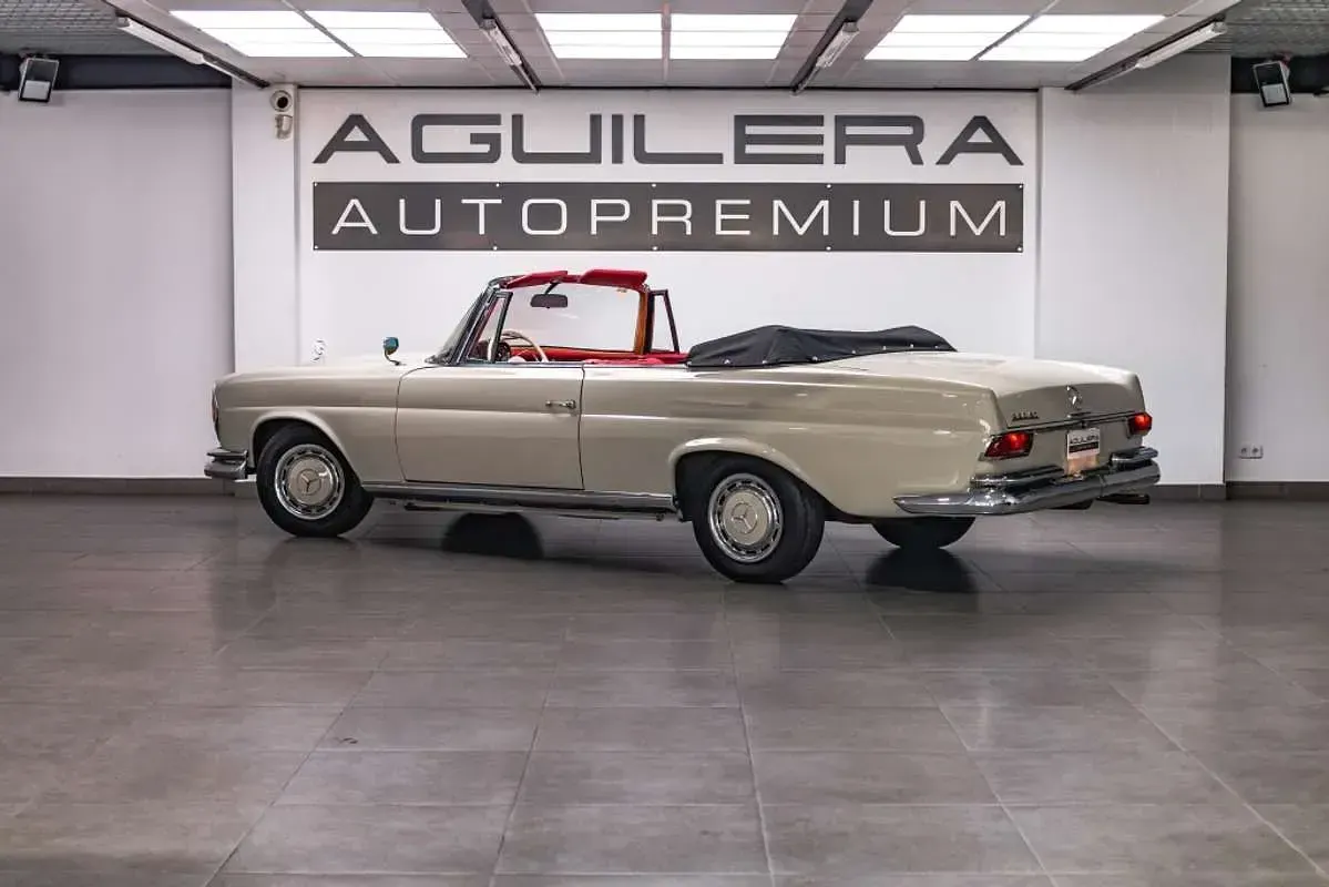 Usado Mercedes 220 SE 105 CV (77 kW) 1975 Blanco Berlina